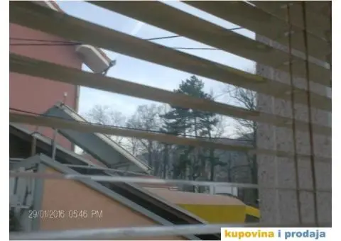 Roletnar vrši popravku svih vrsta roletni .