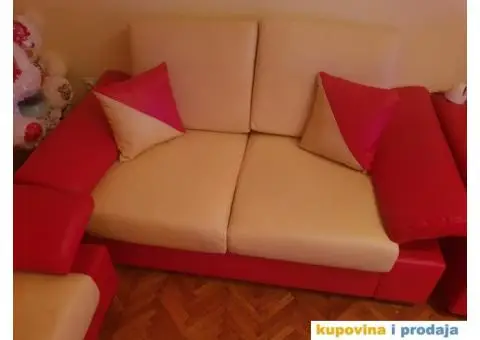 Prodajem skoro novu garnituru