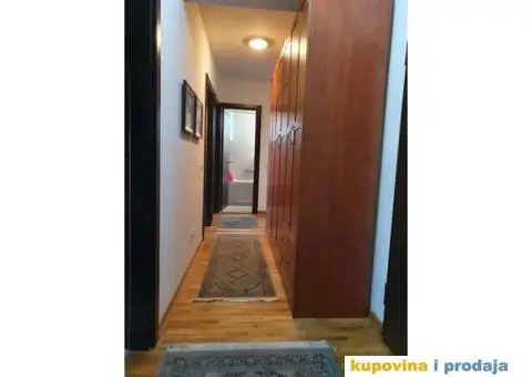 Prodajem trosoban stan na Senjaku u ulici Bulevar vojvode Misica 51a, povrsine 78m2 - 3/9