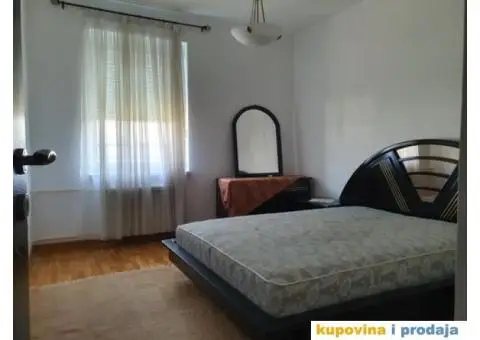 Prodajem trosoban stan na Senjaku u ulici Bulevar vojvode Misica 51a, povrsine 78m2 - 8/9