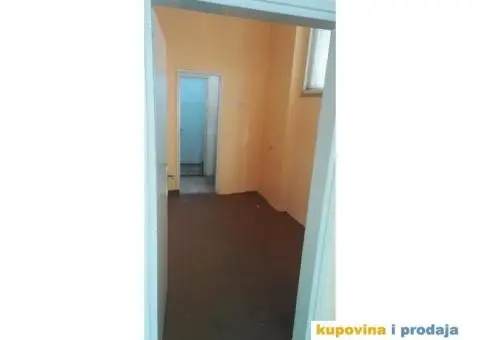 Izdajem lokal u centru Erdevika 174 m2 - 2/6