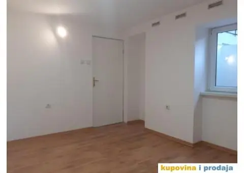 POVOLJNO NA PRODAJU MANJI STAN U CENTRU NOVOG SADA - 1/7