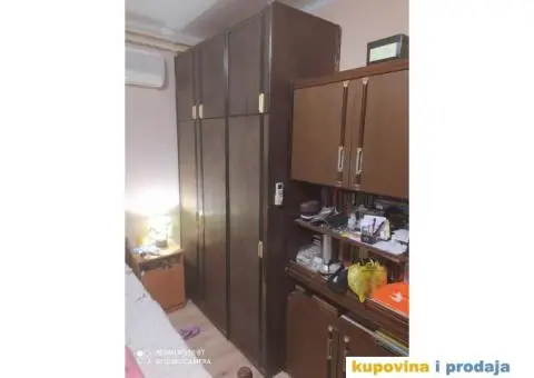 Poklanjam kombinovani plakar (dvokrilni orman sa ustakljenim policama) - 2/3