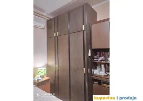 Poklanjam kombinovani plakar (dvokrilni orman sa ustakljenim policama) - 3/3