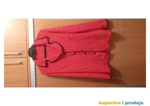 Crvena kosulja na bele tufne