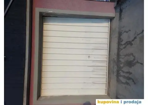 PRODAJEM METALNA GARAŽNA VRATA KOJA SE OTVARAJU NA KIP. IZUZETNO OČUVANA. VRLO POVOLJNO. 0644788538 - 1/3