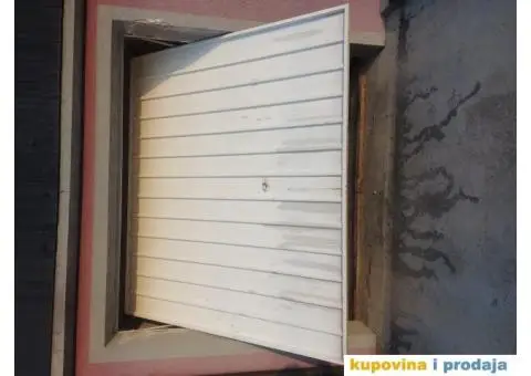 PRODAJEM METALNA GARAŽNA VRATA KOJA SE OTVARAJU NA KIP. IZUZETNO OČUVANA. VRLO POVOLJNO. 0644788538 - 2/3