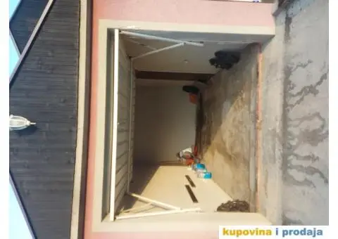 PRODAJEM METALNA GARAŽNA VRATA KOJA SE OTVARAJU NA KIP. IZUZETNO OČUVANA. VRLO POVOLJNO. 0644788538 - 3/3