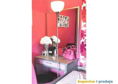 Sto za šminkanje sa ogledalom