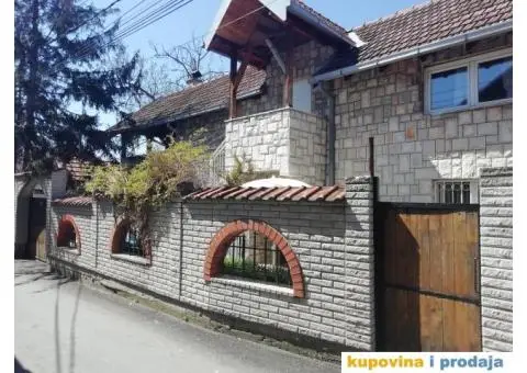Na prodaju 2 kuće sa 5 zasebnih stanova Zemun - 1/15