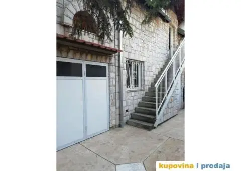 Na prodaju 2 kuće sa 5 zasebnih stanova Zemun - 4/15