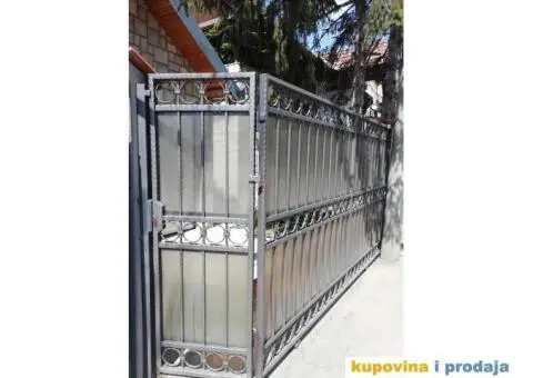 Na prodaju 2 kuće sa 5 zasebnih stanova Zemun - 7/15