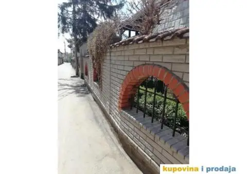 Na prodaju 2 kuće sa 5 zasebnih stanova Zemun - 11/15