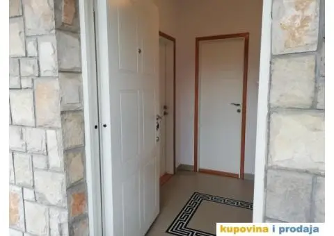 Na prodaju 2 kuće sa 5 zasebnih stanova Zemun - 12/15