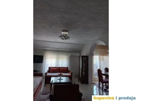 Prodajem stan u centru Sida - 12/12