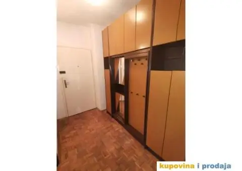 Izdajem jednoiposoban stan u Zemunu - 1/12