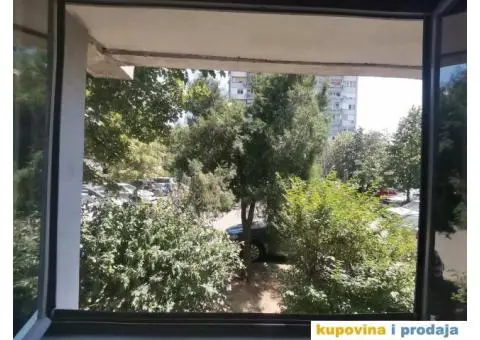 Izdajem jednoiposoban stan u Zemunu - 4/12