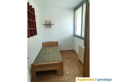 Izdajem jednoiposoban stan u Zemunu - 7/12