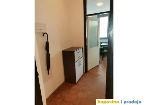 Izdajem jednoiposoban stan u Zemunu - 8/12