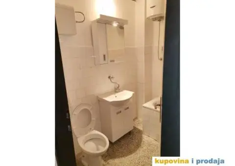 Izdajem jednoiposoban stan u Zemunu - 11/12