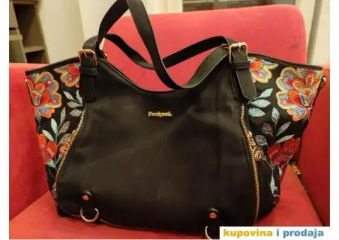 Desigual crna efektna torba sa vezenim cvetovima