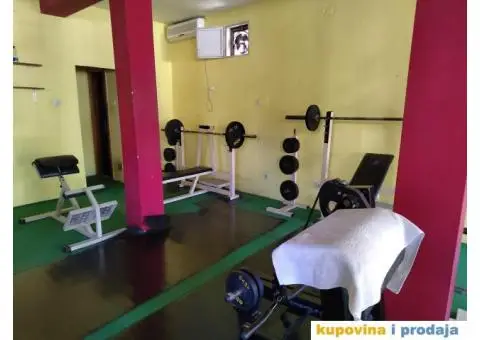 PRODAJEM TERETANU - 3/11