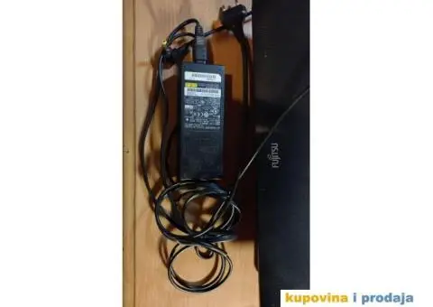 PRODAJEM POLOVAN FUJITSU LIFEBOOK Series 5 - 8/12