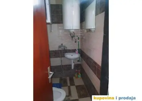 Izdajem stan za devojku/tražim cimerku - 10/13