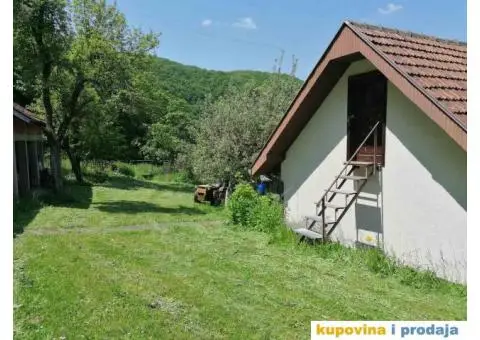 Prodaje se kuća u predgrađu Uzica, naselje Vrela, 5,5 km od centra grada. Kuća poseduje 70m/2 , pomo - 1/7