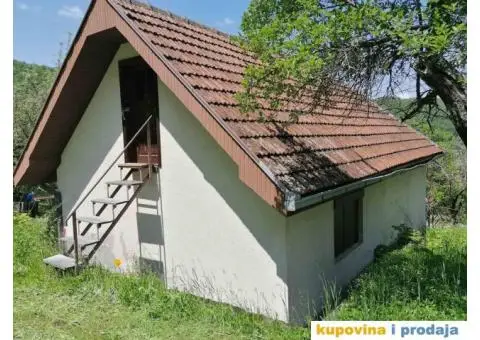 Prodaje se kuća u predgrađu Uzica, naselje Vrela, 5,5 km od centra grada. Kuća poseduje 70m/2 , pomo - 2/7