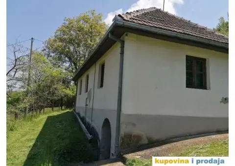 Prodaje se kuća u predgrađu Uzica, naselje Vrela, 5,5 km od centra grada. Kuća poseduje 70m/2 , pomo - 3/7