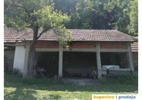 Prodaje se kuća u predgrađu Uzica, naselje Vrela, 5,5 km od centra grada. Kuća poseduje 70m/2 , pomo - 5/7