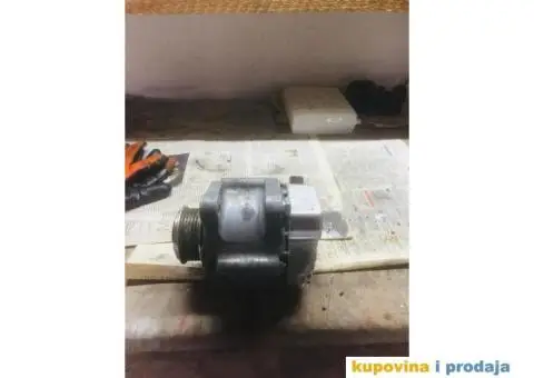 Prodajem alternator za yarisa - 2/6