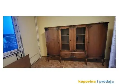 Prodajem trpezarijsku komodu od oraha