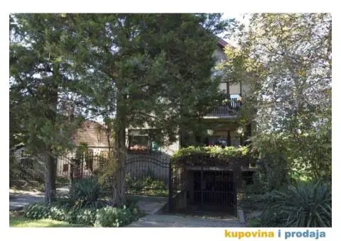 Porodična kuća u mirnom delu Vrbasa - 1/8