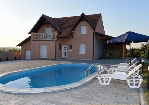 Kuca sa Bazenom i Djakuzijem-na dan ili vise - 1/5