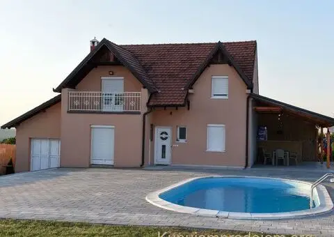 Kuca sa Bazenom i Djakuzijem-na dan ili vise - 2/5