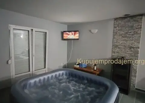 Kuca sa Bazenom i Djakuzijem-na dan ili vise - 4/5