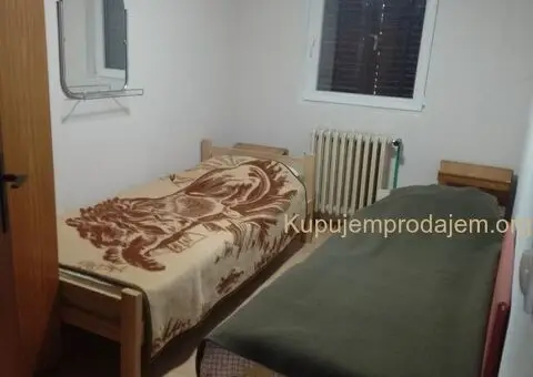 Smestaj za terenske radnike u dvokrevetnim i trokrevetnim sobama sa kupatilom - 1/12