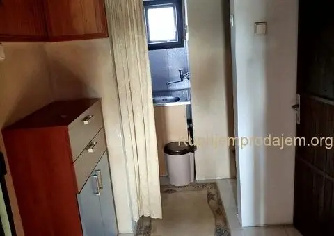 Izdaje se namešteno potkrovlje kuće od 30m² u Krnjači zaposlenom samcu (može i dvoje) - 1/5