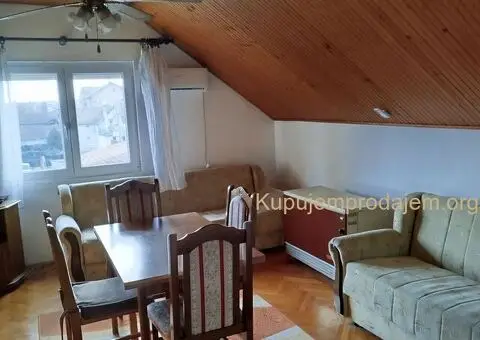 Izdaje se namešteno potkrovlje kuće od 30m² u Krnjači zaposlenom samcu (može i dvoje) - 2/5