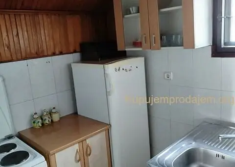 Izdaje se namešteno potkrovlje kuće od 30m² u Krnjači zaposlenom samcu (može i dvoje) - 4/5