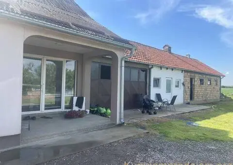 Na prodaju kuća sa velikim placem blizu Šimanovaca - 1/15