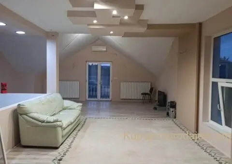 Na prodaju – Prostrana porodična kuća u mirnom delu Beške - 1/15