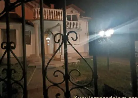 Na prodaju – Prostrana porodična kuća u mirnom delu Beške - 2/15