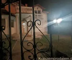 Na prodaju – Prostrana porodična kuća u mirnom delu Beške