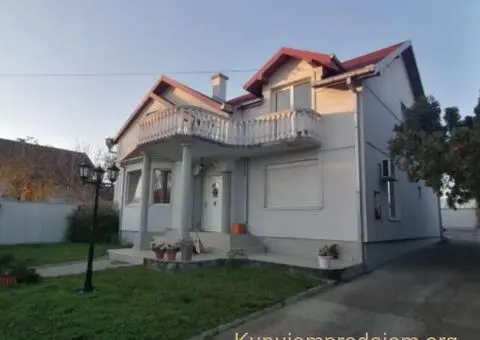 Na prodaju – Prostrana porodična kuća u mirnom delu Beške - 3/15