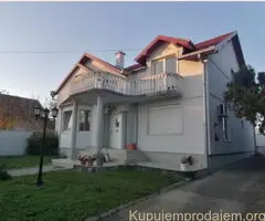 Na prodaju – Prostrana porodična kuća u mirnom delu Beške