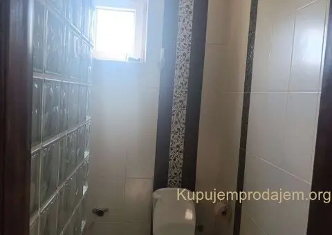 Na prodaju – Prostrana porodična kuća u mirnom delu Beške - 5/15