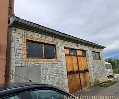 Kuca u Rajkovcu sa pomocnim objektima i placem